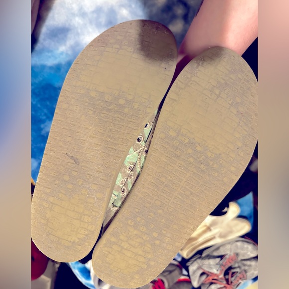 Women’s sanuks, size 10. - Picture 2 of 2